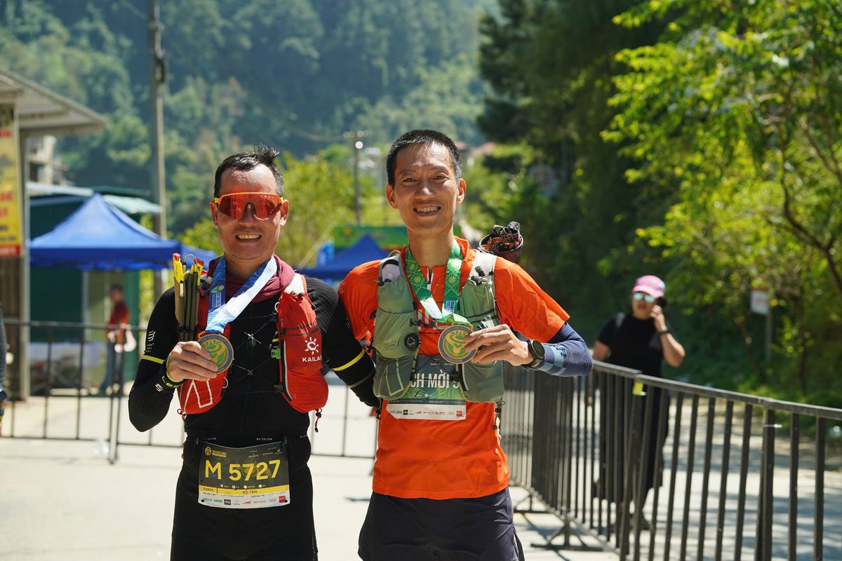 Coach Linh cùng học viên về đích marathon