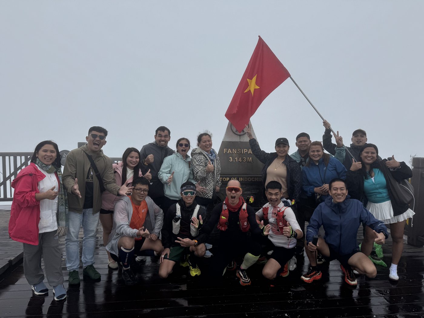 Đỗ Trọng Linh cùng học viên PBRUN chinh phục đỉnh Fansipan 3143m, giương cờ Tổ quốc