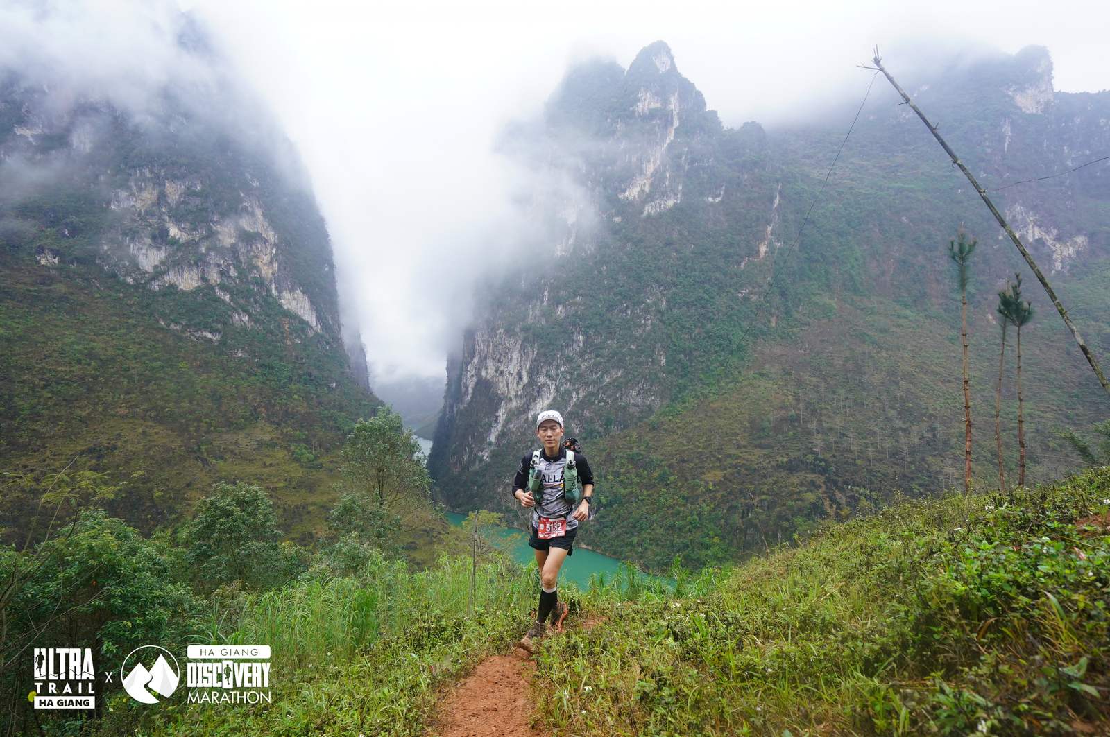 Runner chạy trên cung trail giữa những đỉnh núi đá vôi phủ sương ở Hà Giang
