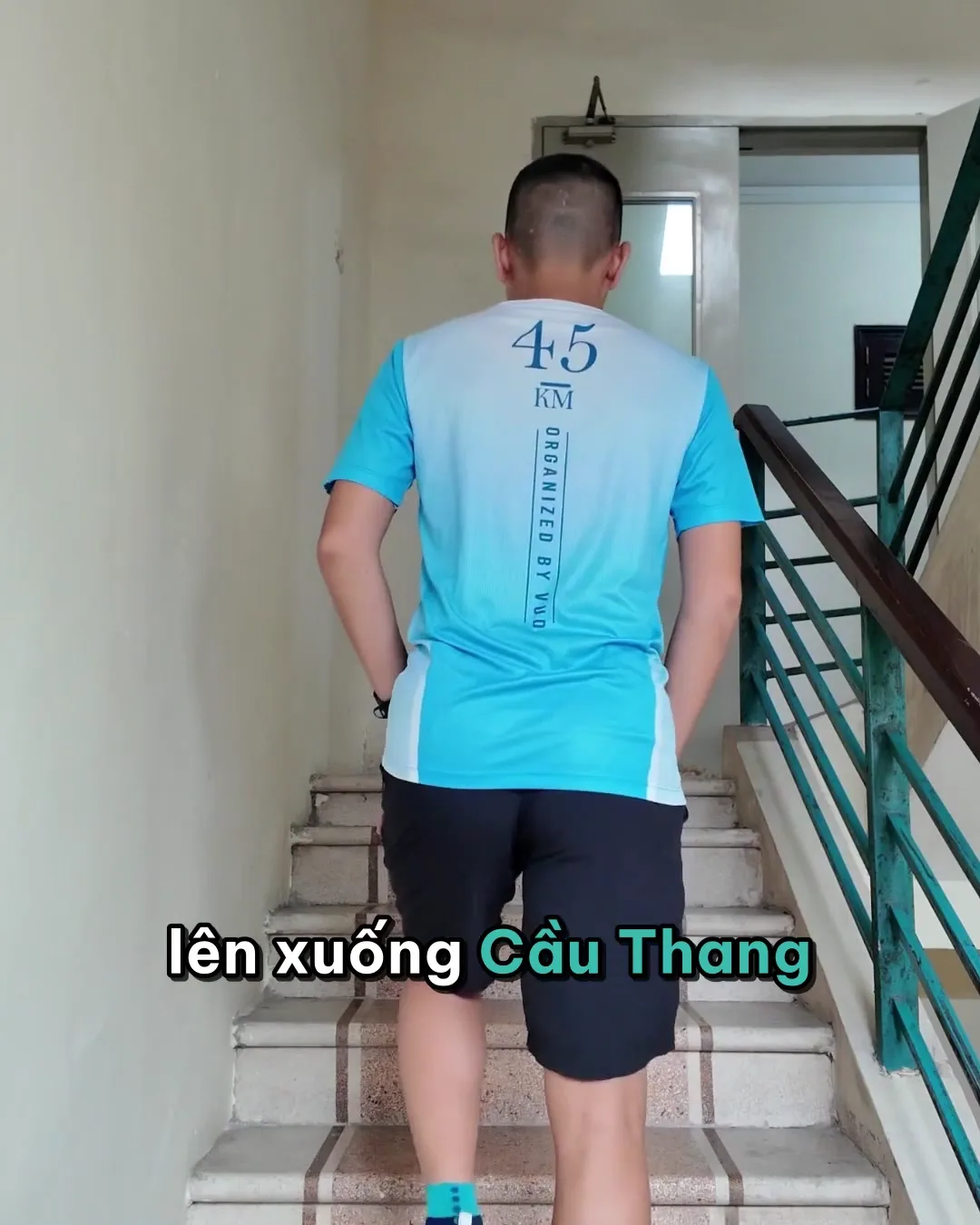 Coach Đỗ Trọng Linh đi cầu thang, minh hoạ video giải thích vì sao lên xuống cầu thang là gối không ổn