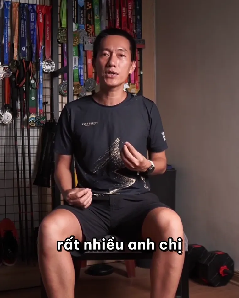 Coach Linh trả lời: cứ chạy lại là lại đau đầu gối