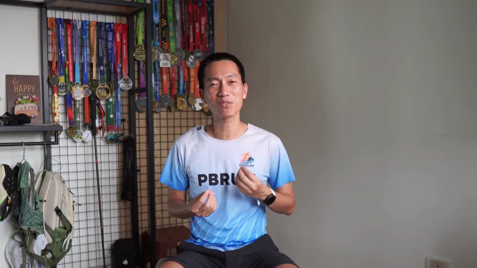Coach Đỗ Trọng Linh giải thích về tràn dịch khớp gối trong video khoa học Gối Khoẻ Từ Gốc